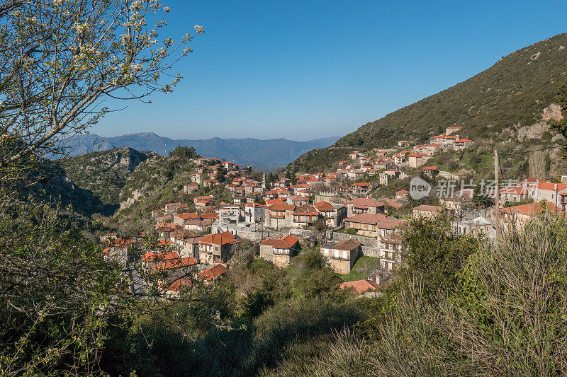 希腊伯罗奔尼撒斯坦尼察山村全景图