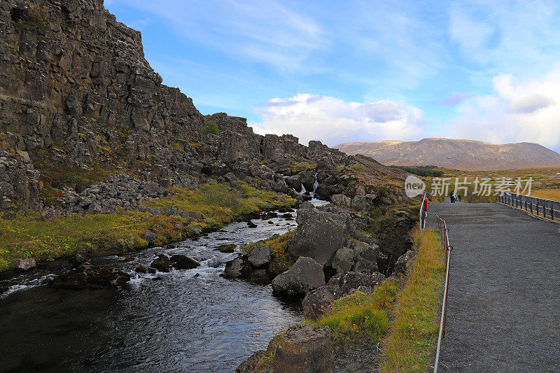 Thingvellir的一条小径。Thingvellir国家公园是冰岛最受欢迎的旅游目的地之一，是黄金圈的一部分。