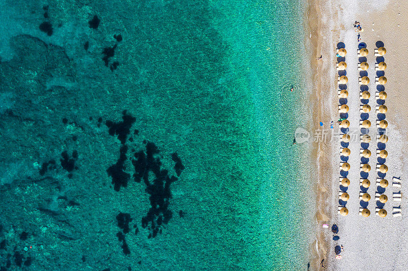 无人机拍摄的玉海海岸线，和沙滩上一排排的日光浴床