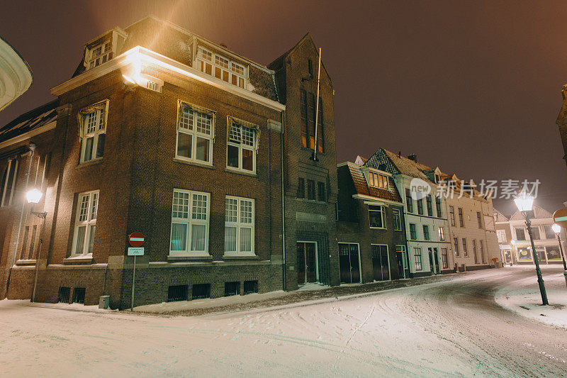 冬季夜晚的街景在汉萨同盟城市坎彭在Overijssel，荷兰