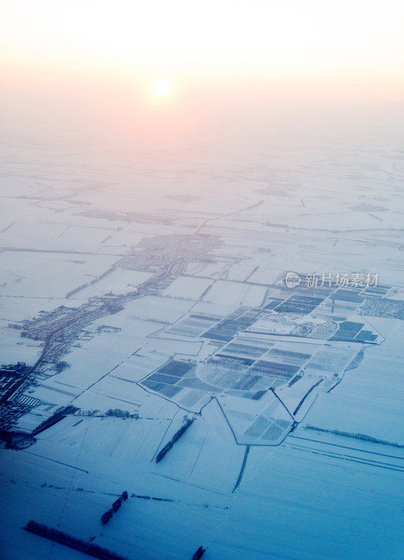 日落时雪地的鸟瞰图