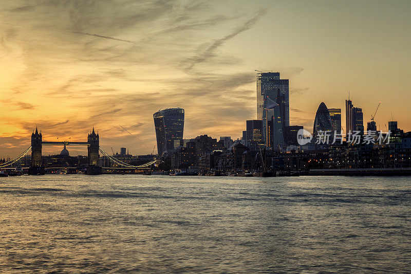 伦敦塔桥和伦敦城在金色的夕阳下