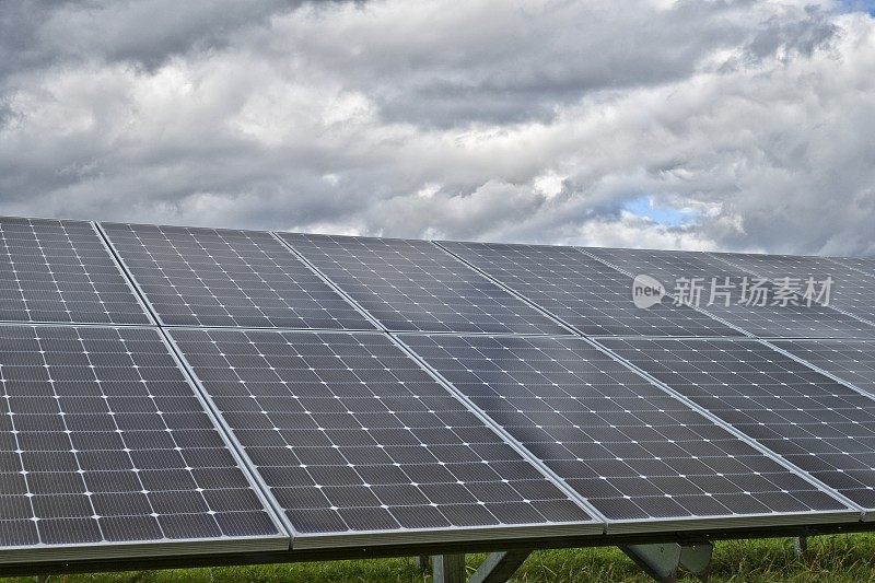 太阳能农场上的太阳能电池板