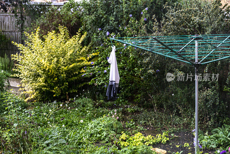 后花园旋转干衣机在雨天