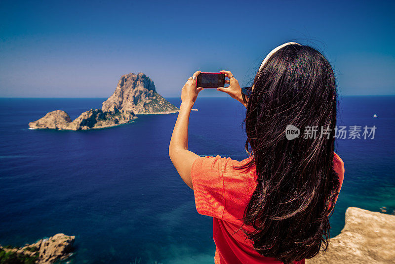 女人拍摄美丽的夏季风景照片