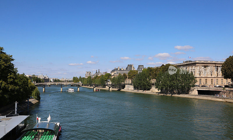 全景的塞纳河在巴黎在法国与一些b