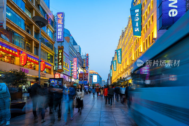 中国上海南京路商业街的黄昏景象。