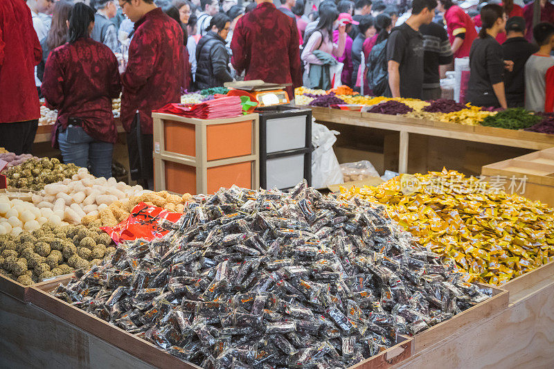 台北市大道城迪化街春节市场上的台湾传统糖果摊贩