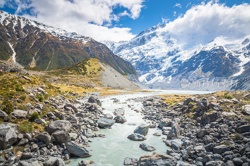 新西兰风景优美的库克山在夏季以新西兰南岛的自然景观为背景