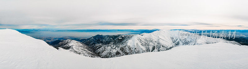 在冬季日出时，美丽的高海拔山顶全景