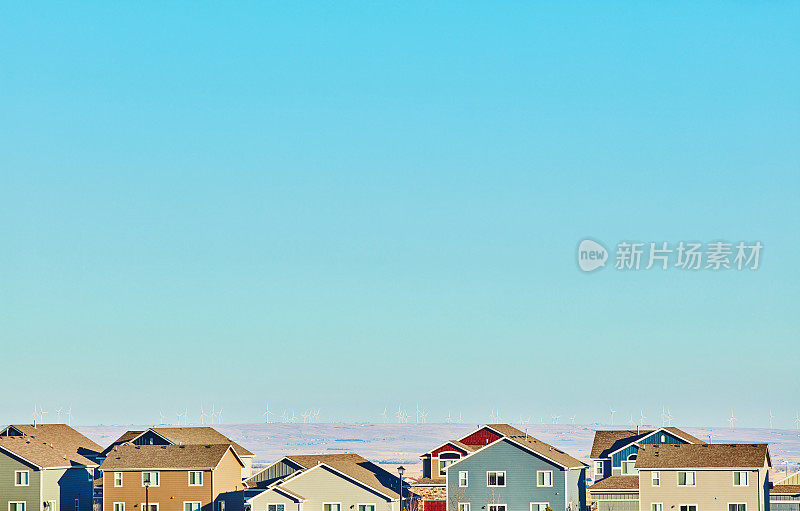 住宅住宅背景与风电场在远处