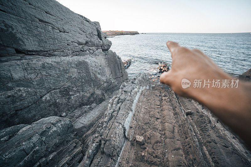 休息。夏日独自旅行者的视频。男游客在美丽的海景前放松，指着它的库存照片。