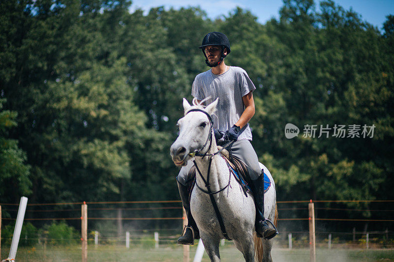 骑师在谷仓里骑马