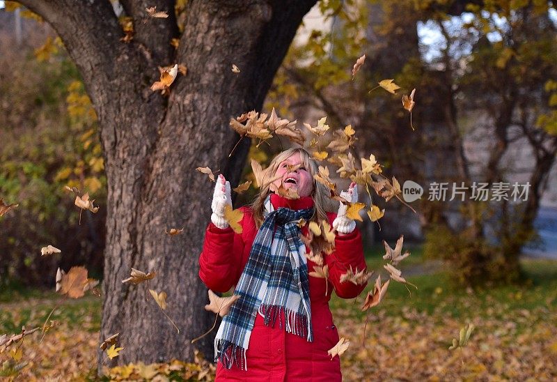 老女人在玩秋叶