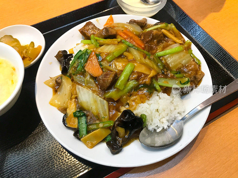 横滨午餐供应牛肉蔬菜米饭