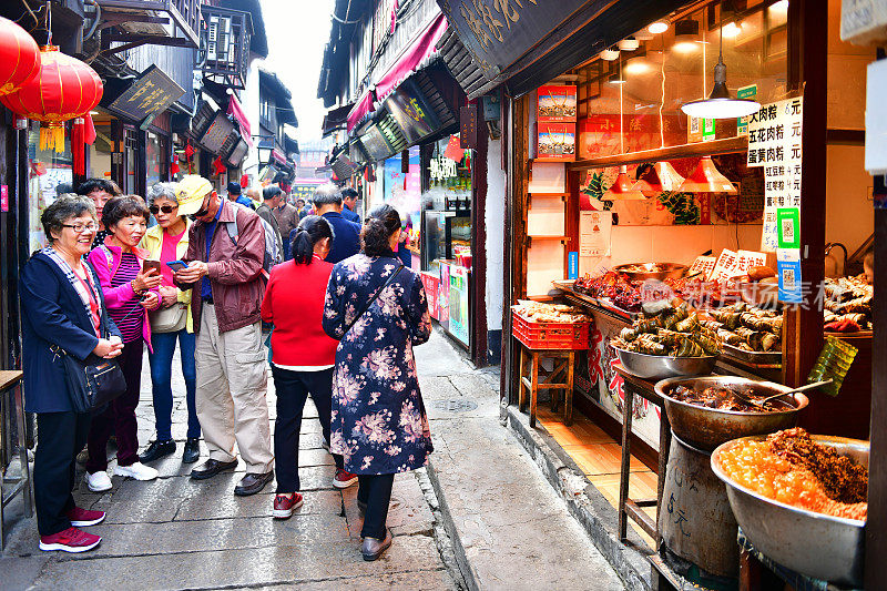 朱家角古镇市场位于中国上海青浦区