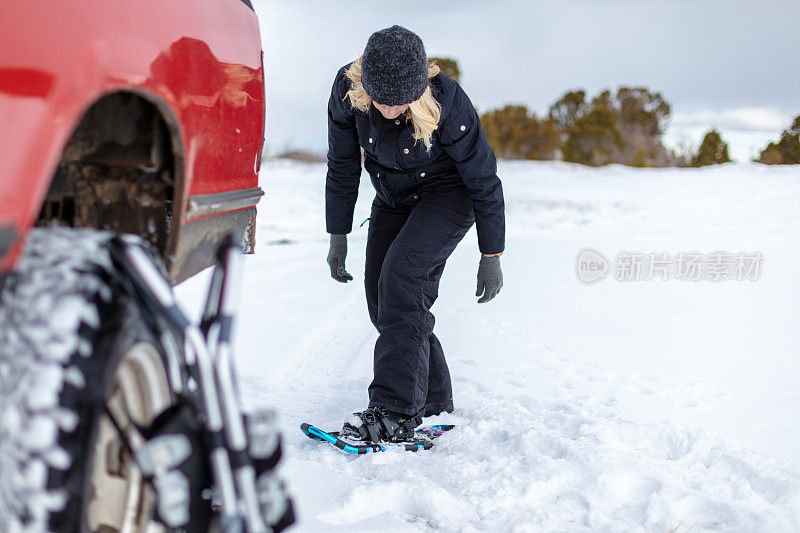 准备穿雪鞋的成年女性下午晚些时候在西科罗拉多进行户外探险