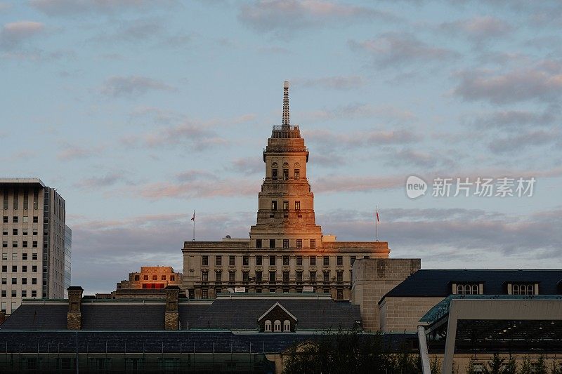 日出时的建筑物景观