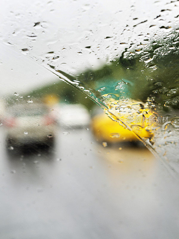 雨中在高速公路上开车，交通堵塞，在雨中在冬天开车