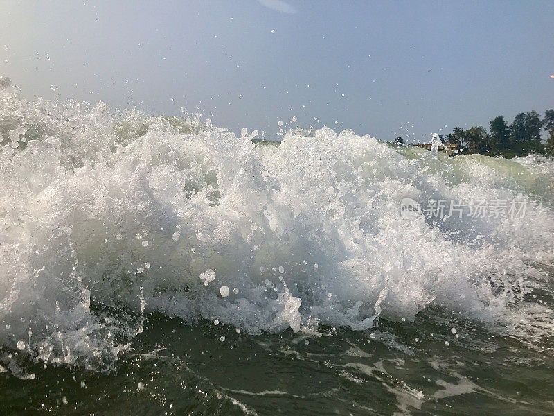 印度果阿，海浪冲向相机