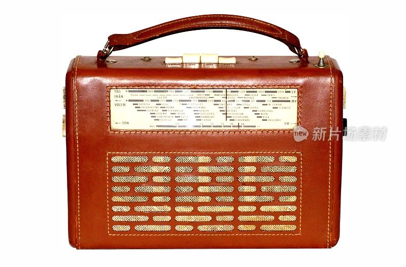 手提式旧收音机装在皮包里。