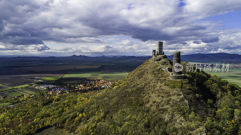 城堡Hazmburk。位于切斯克·斯特雷多霍里山脉山顶上的哈兹姆伯克城堡的废墟。