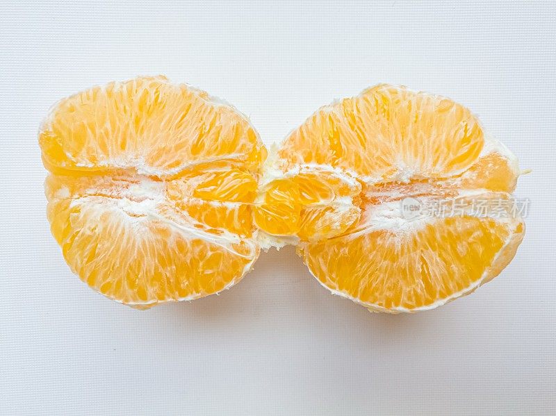 橙色水果与橙子特写，孤立在白色
