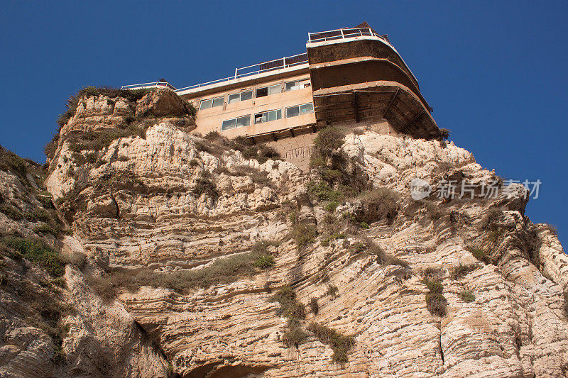 黎巴嫩贝鲁特Raouche地区悬崖上的破旧建筑。