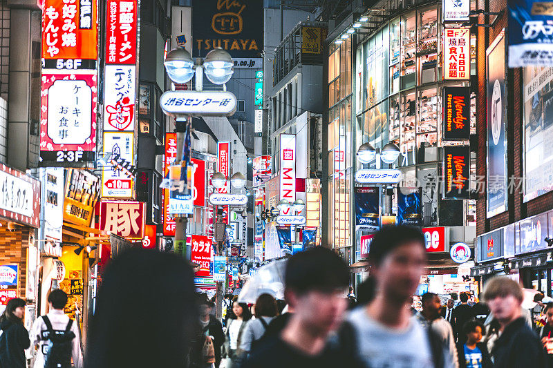 在日本东京，一大群人走过涩谷病房