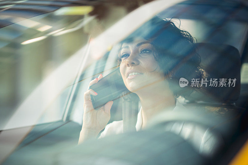 女商人在车里用智能手机