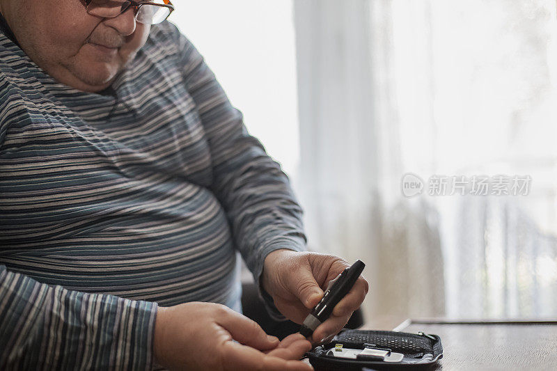 老人在检查血糖水平