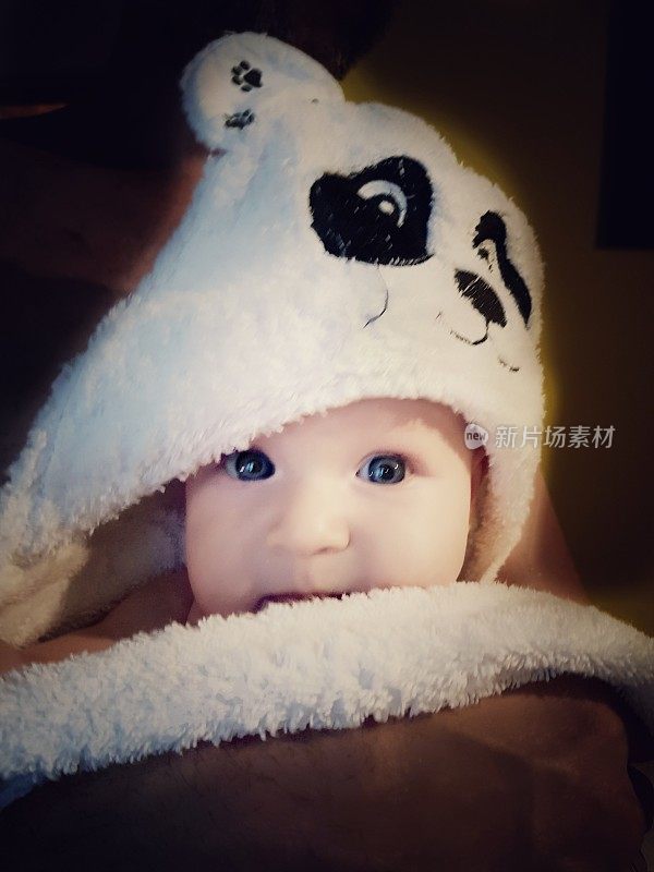可爱的大眼睛宝宝在熊猫浴袍