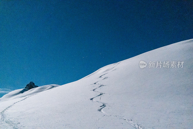 偏僻的滑雪道从山上往下延伸