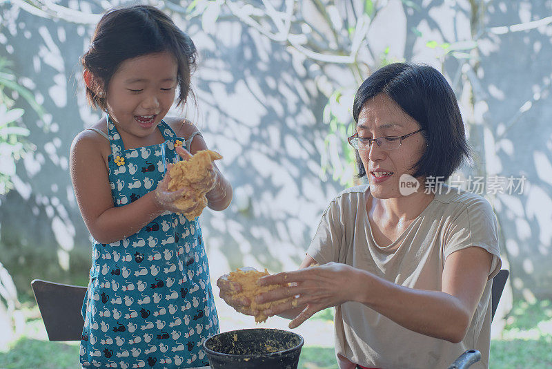 母亲和女儿一起做饭