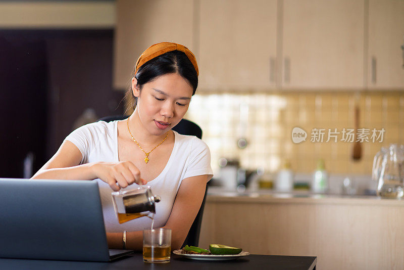 在家临时搭建的办公室里工作的女人