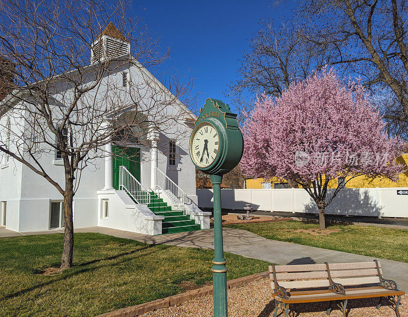 历史社区中心的洛克维尔犹他州春季和社区时钟和公园长椅