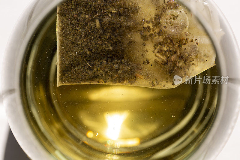 把茶包放在热水里