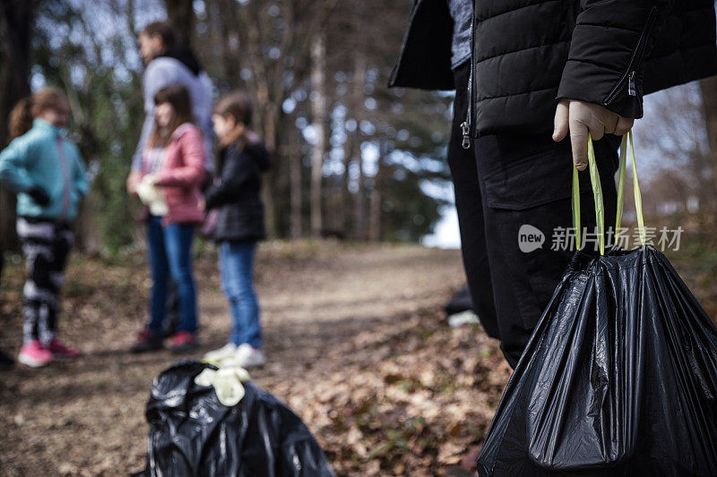 年轻的志愿者们在公园里帮忙捡垃圾