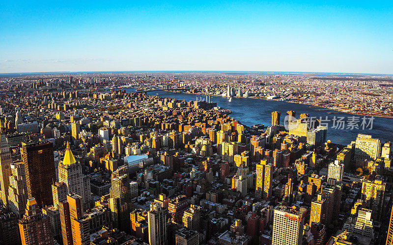 鸟瞰曼哈顿和布鲁克林纽约反射