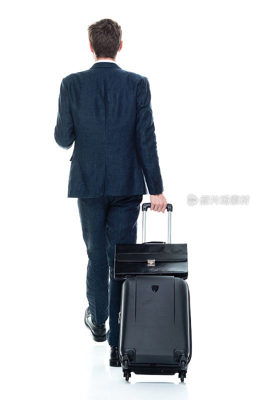 白人年轻男性商务人士走在前面的白色背景穿着漂亮的休闲，拿着公文包
