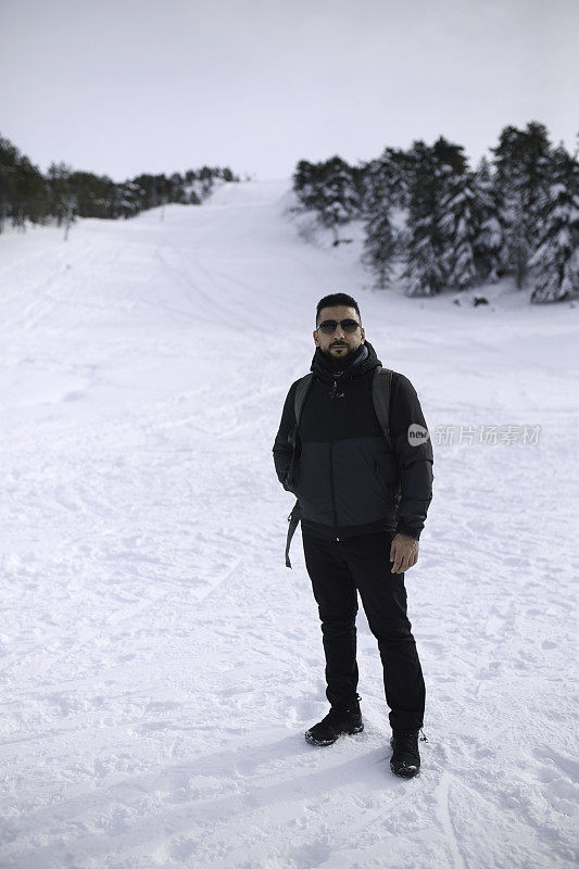 雪山里戴眼镜的大胡子男人的肖像