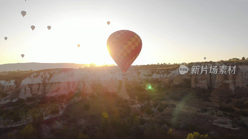 热气球在沙漠上空升起的鸟瞰图