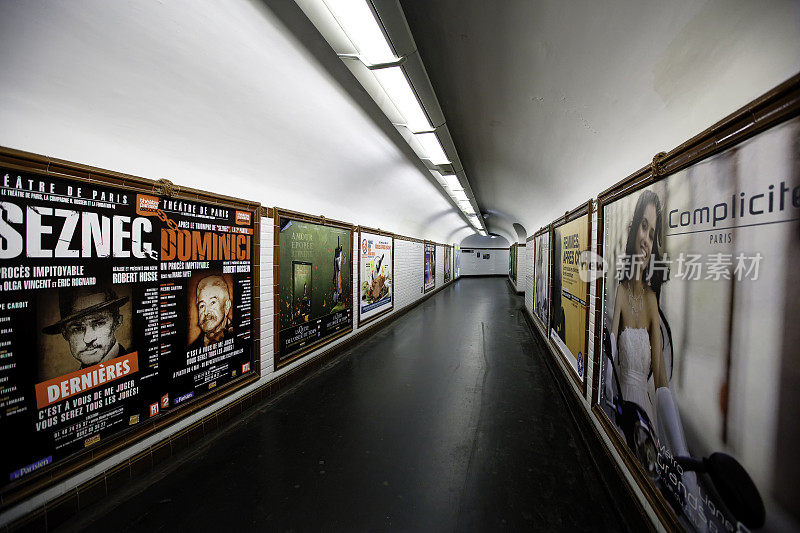 巴黎地铁站空荡荡的走廊