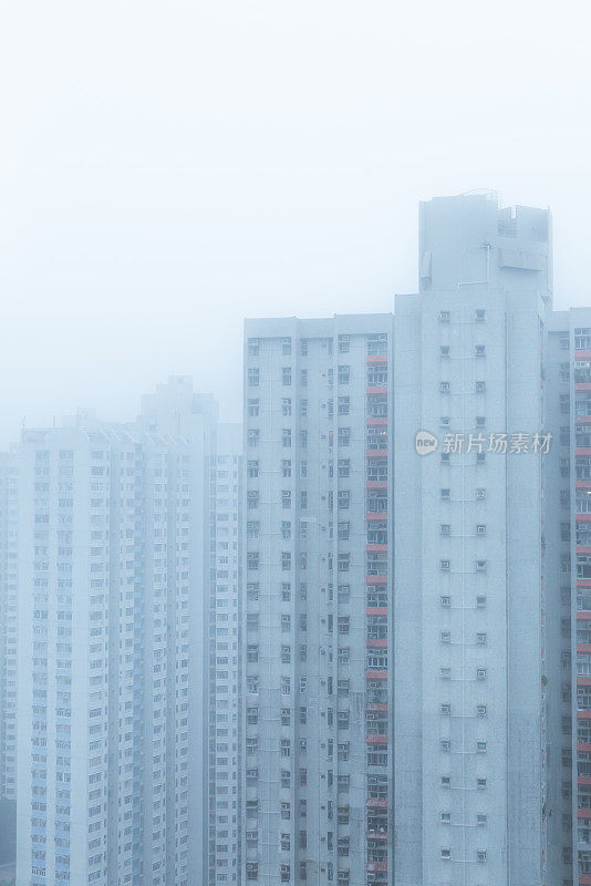 雾天的公寓楼