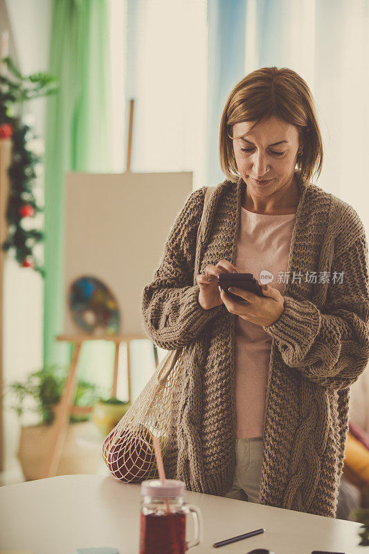 一个女人购物回家后给朋友发短信