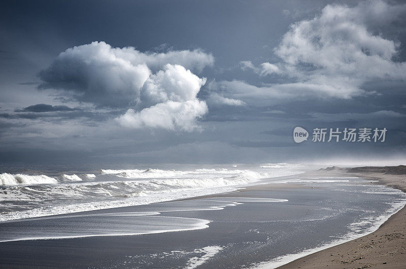 乌云密布的海面、海滩和白云