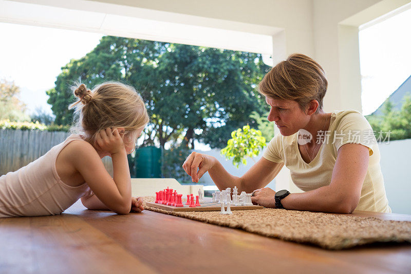 妈妈和女儿一起下棋