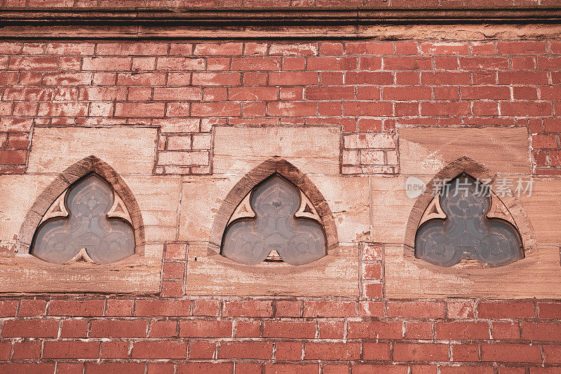 维多利亚时代教堂和钟楼正面的华丽窗户