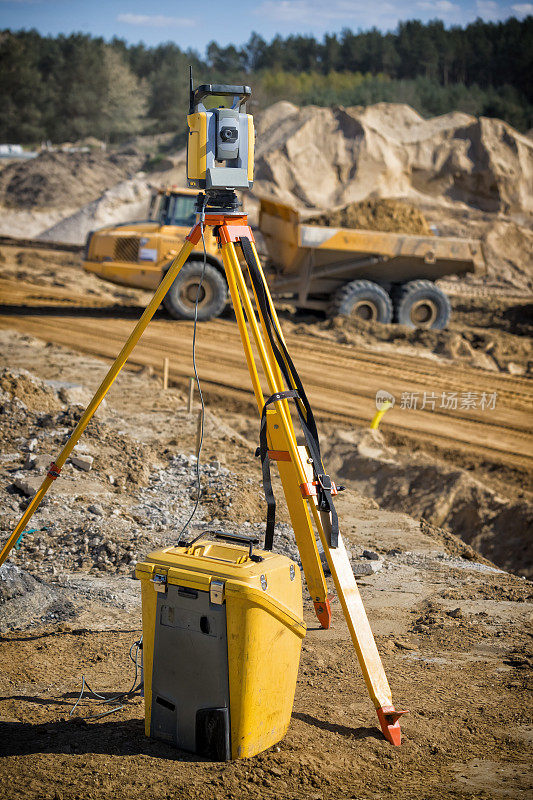 公路建筑工地上的土地测量设备