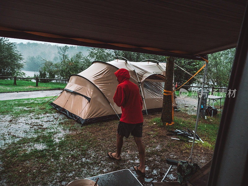 一名男子在露营时遭遇暴风雨